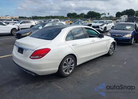 2015 Mercedes-Benz C 300 из США, поврежденный, VIN 55SWF4JB9FU068760